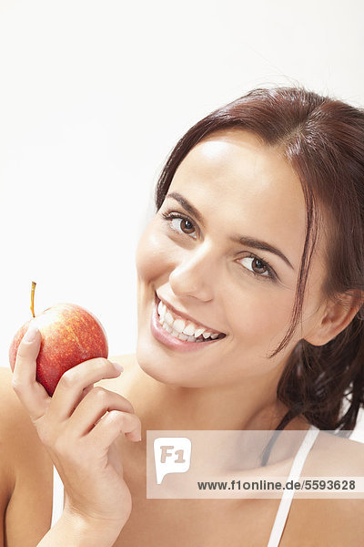 Junge Frau mit Apfel  lächelnd  Portrait