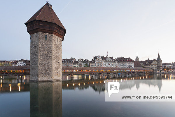Schweiz  Luzern  Blick auf Kapellbrücke mit Wasserturm und Altstadt im Morgenlicht