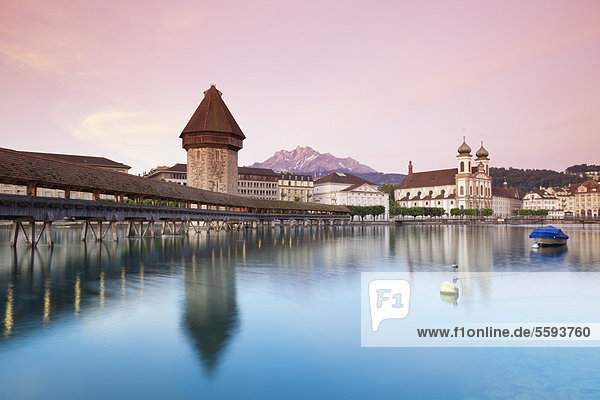 Schweiz  Luzern  Blick auf Wasserturm  Brücke und Kirche am Morgen