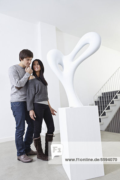 Deutschland  Köln  Junges Paar in der Kunstgalerie  lächelnd