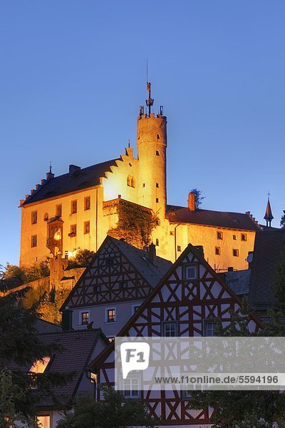 Deutschland  Bayern  Franken  Fränkische Schweiz  Blick auf Schloss Goessweinstein bei Nacht