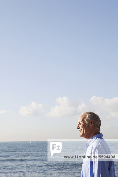 Spanien  Mallorca  Senior Mann am Meer stehend