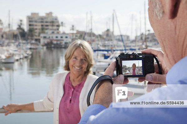 Spanien  Mallorca  Palma  Senior Mann fotografiert Frau im Hafen