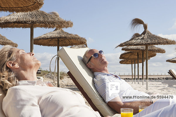 Spanien  Mallorca  Seniorenpaar auf Liegestuhl am Strand