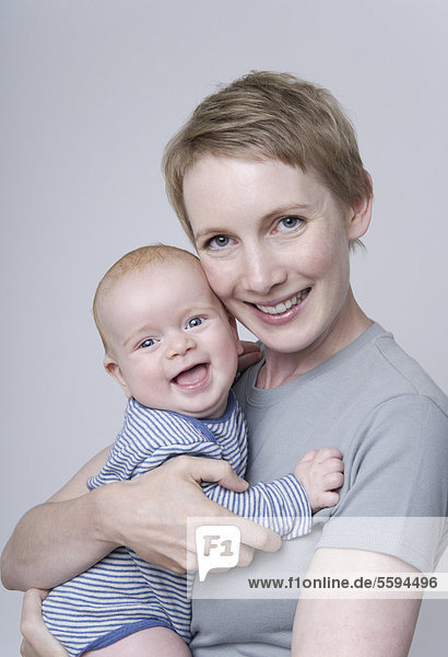 Mutter hält Baby Junge  lächelnd  Portrait