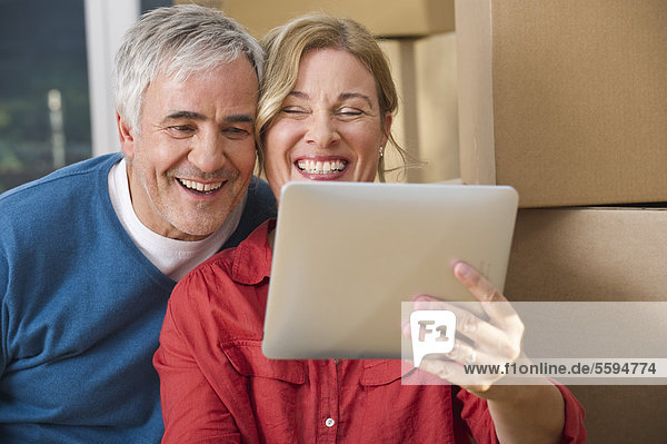 Deutschland  Bayern  Grobenzell  Paar mit digitalem Tablett  Lächeln