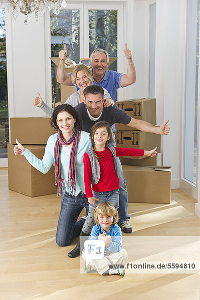 Deutschland  Bayern  Grobenzell  Familie mit Spaß im Haus  lächelnd  Portrait