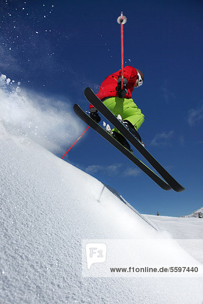 Skifahrer in der Luft