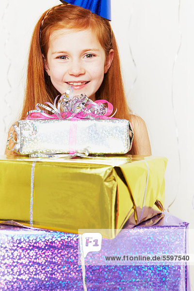 Mädchen mit Stapel der Geburtstagsgeschenke