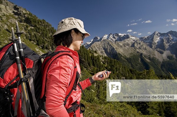 Wandererin benutzt GPS  Dolomiten  Südtirol  Italien