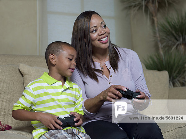 Mutter und Sohn spielen Videospiele
