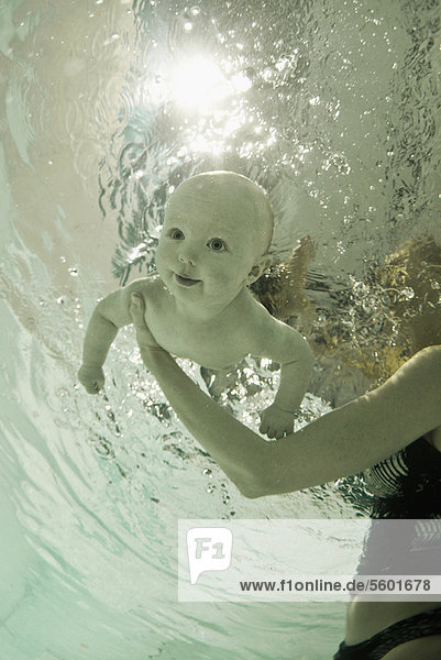 Frau unterrichten schwimmen Baby