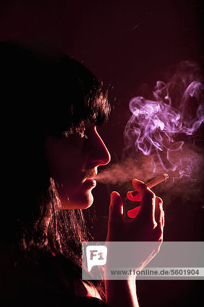 rauchen  rauchend  raucht  qualm  qualmend  qualmt  Profil  Profile  beleuchtet  Frau