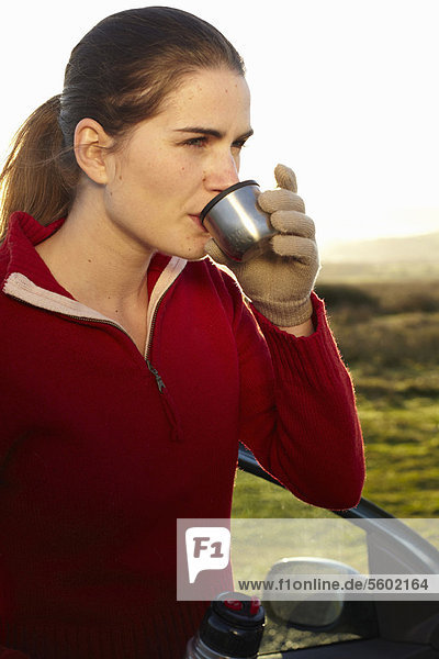 Frau  trinken  Thermoskanne  Kaffee
