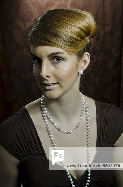 Junge Frau mit Perlenkette und Perlenohring  Portrait