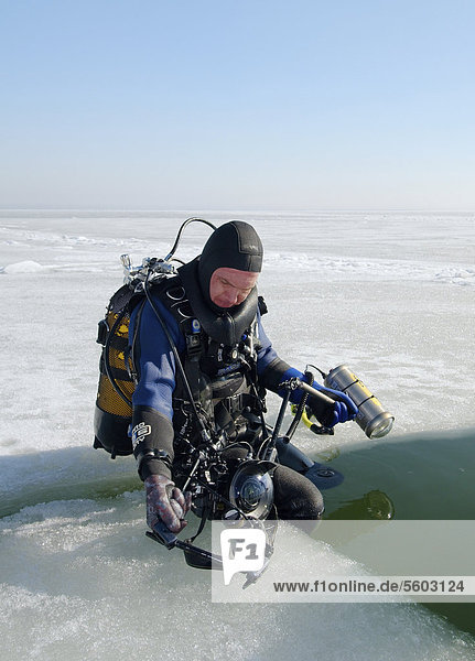 Vorbereitungen für das Tauchen unter dem Eis  Eistauchen im gefrorenen Schwarzen Meer  ein seltenes Phänomen  das zuletzt 1977 auftrat  Odessa  Ukraine  Osteuropa  Europa