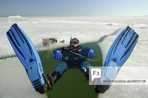 Vorbereitungen für das Tauchen unter dem Eis,  Eistauchen im gefrorenen Schwarzen Meer,  ein seltenes Phänomen,  das zuletzt 1977 auftrat,  Odessa,  Ukraine,  Osteuropa,  Europa