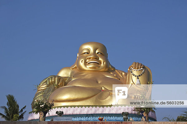 Goldene dicke Buddhastatue  Tempel Wat Piyaram  Chiang Mai  Nordthailand  Thailand  Südostasien  Asien
