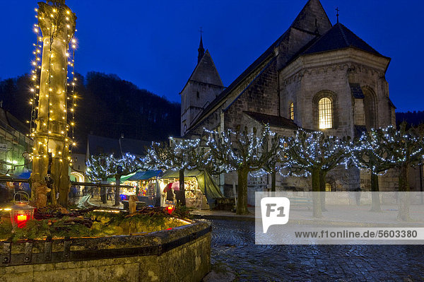 Weihnachtsmarkt  St Ursanne  Jura  Schweiz  Europa