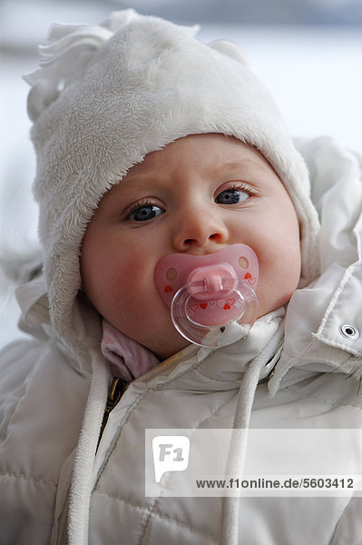 Baby  6 Monate  warm eingepackt im Winter