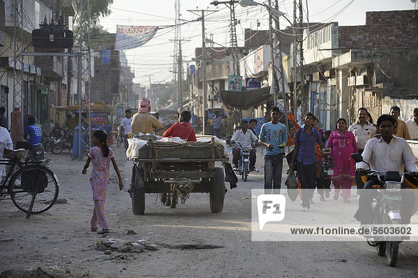 Straßenszene im christlichen Viertel Youhanabad  Lahore  Punjab  Pakistan  Asien