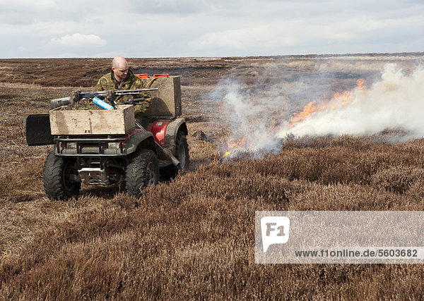 Jagdaufseher verbrennen Heidekraut in einer Heidelandschaft  um neues Wachstum für das Moorhuhn zu fördern  Arkengarthdale Moor  North Yorkshire  England  Großbritannien  Europa