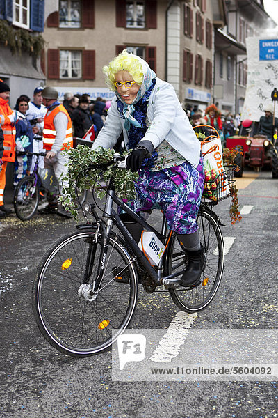 Maske  alte Frau auf Velo beim 35. Motteri-Umzug in Malters  Luzern  Schweiz  Europa
