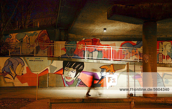 Graffiti unter einer Straßenbrücke  Alfredstraße  B224  Fußweg und Radweg  Essen  Nordrhein-Westfalen  Deutschland  Europa