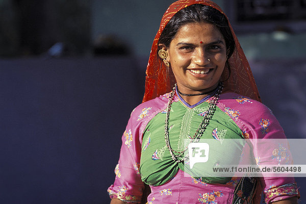 Frau  lächelnd  in traditioneller Kleidung  Region Kutch oder Kachchh  Gujarat  Indien  Asien