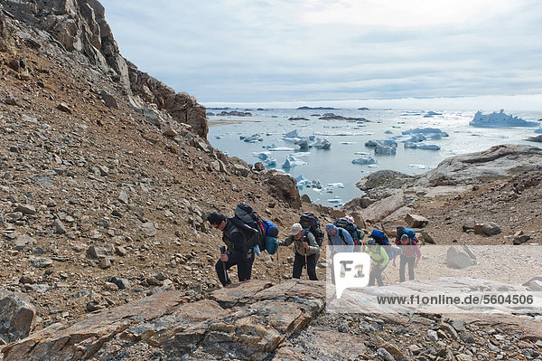 Gruppe Wanderer  Halbinsel Ammassalik  am Sermilik-Fjord  Ostgrönland  Grönland