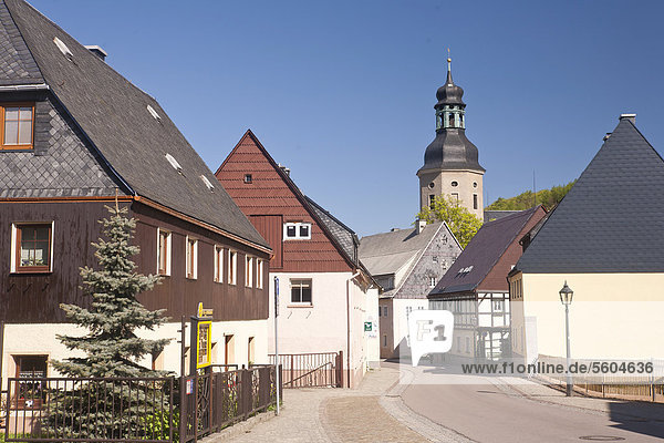 Alter Stadtkern mit Kirche von Geising  Osterzgebirge  Sachsen  Deutschland  Europa