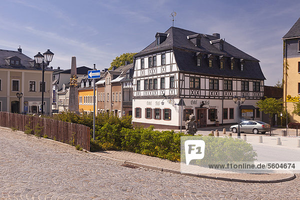 'Marktplatz mit Hotel ''Roß'' und Postmeilensäule  Zwönitz  Sachsen  Deutschland  Europa'