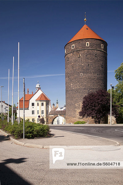 Stadtmauer  Donatsturm mit Donatstor  hinten die Türme der Nikolaikirche  Freiberg  Erzgebirge  Sachsen  Deutschland  Europa