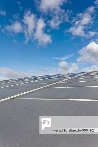 Dach mit komplett-integrierten Solarzellenplatten  Photovoltaik-Anlage  Italien  Europa
