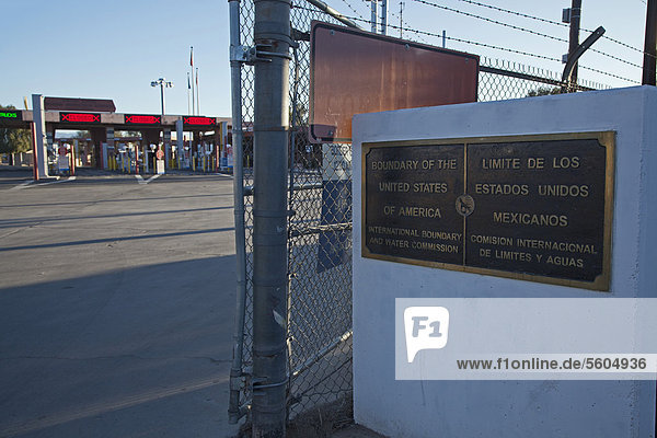 The international border between Sonoyta  Mexico and Lukeville  Arizona in the United States  the US border inspection station at back  Lukeville  Arizona  USA