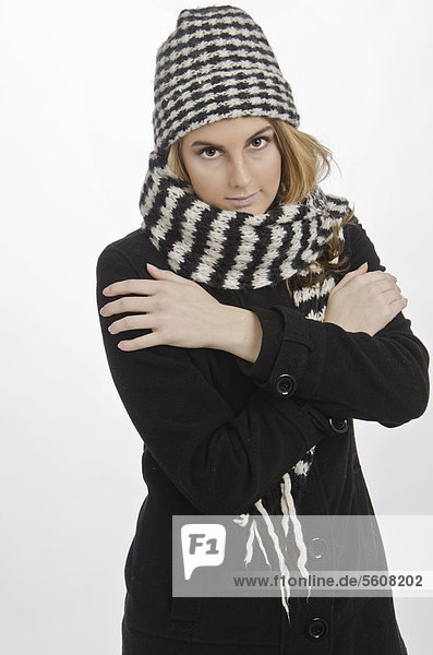Frau mit Winterkleidung  frierend