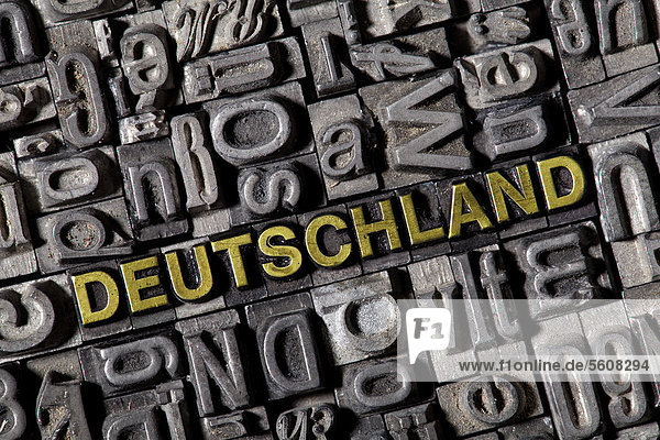 Alte Bleilettern bilden das Wort Deutschland