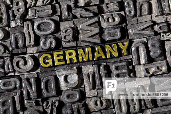 Alte Bleilettern bilden das Wort Germany