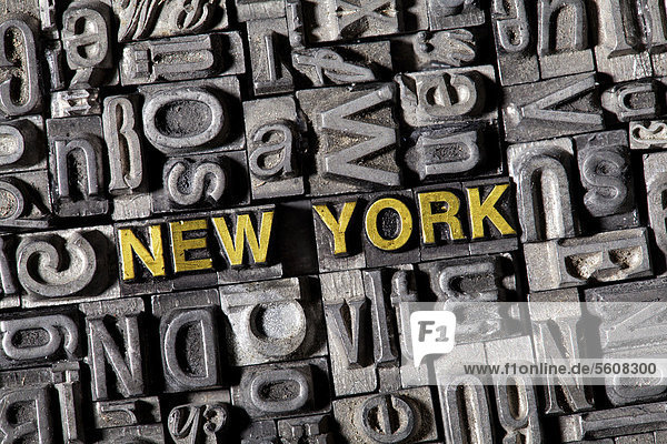 Alte Bleilettern bilden das Wort New York