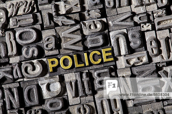 Alte Bleilettern bilden das Wort Police