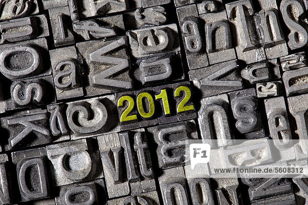 Alte Bleilettern bilden die Jahreszahl 2012