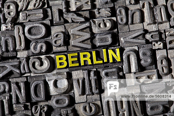 Alte Bleilettern bilden das Wort Berlin