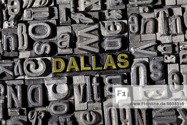 Alte Bleilettern bilden das Wort Dallas
