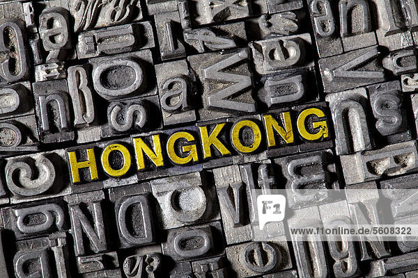 Alte Bleilettern bilden das Wort Hongkong