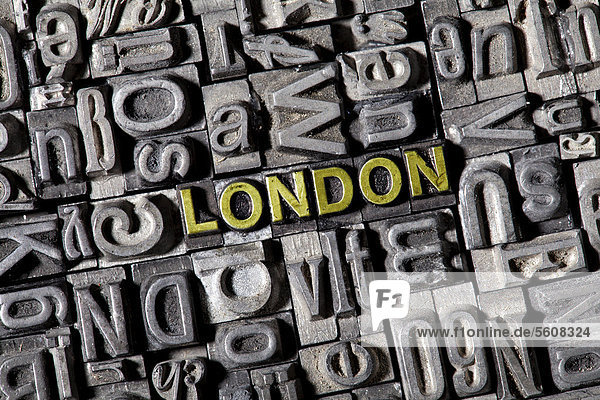 Alte Bleilettern bilden das Wort London