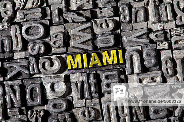 Alte Bleilettern bilden das Wort Miami
