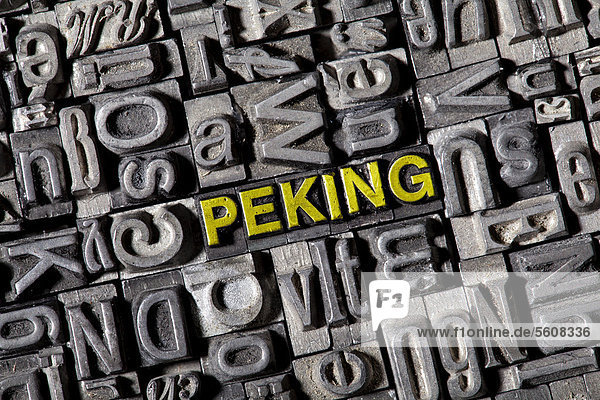 Alte Bleilettern bilden das Wort Peking
