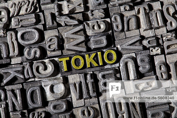 Alte Bleilettern bilden das Wort Tokio