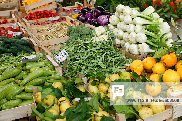 Obst und Gemüse zum Verkauf  Markt in Tropea  Kalabrien  Italien  Europa