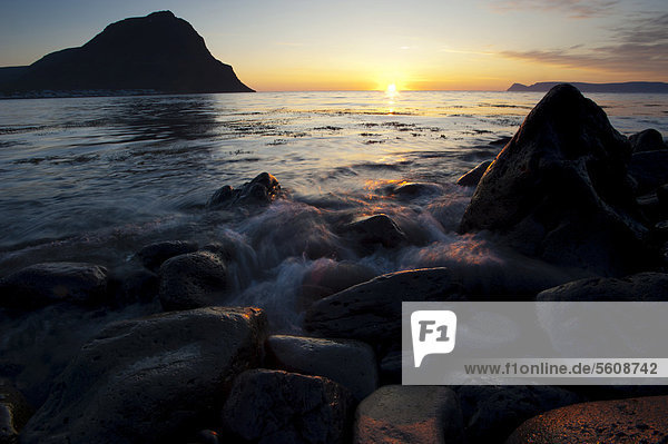 Sonnenuntergang bei svör  Ort BolungarvÌk  Fjord Õsafjar_ardj_p  Isafjardardjup  Westfjorde  Island  Europa